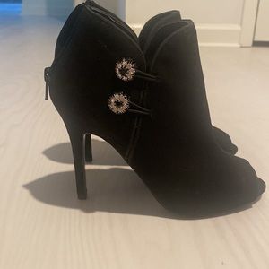 NWOT Nina 7.5M Suede Peep Toe Booties